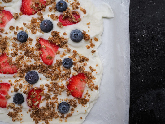 Sommerliche Joghurttafel mit Beeren und Crunchy